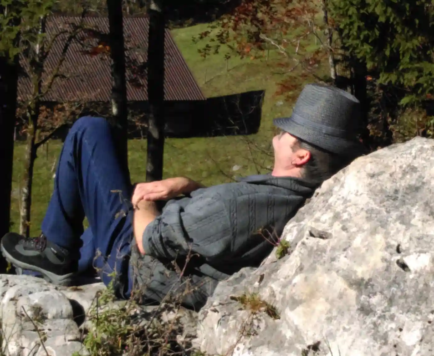 Daniel Paul Planzer entspannt sich an der Sonne