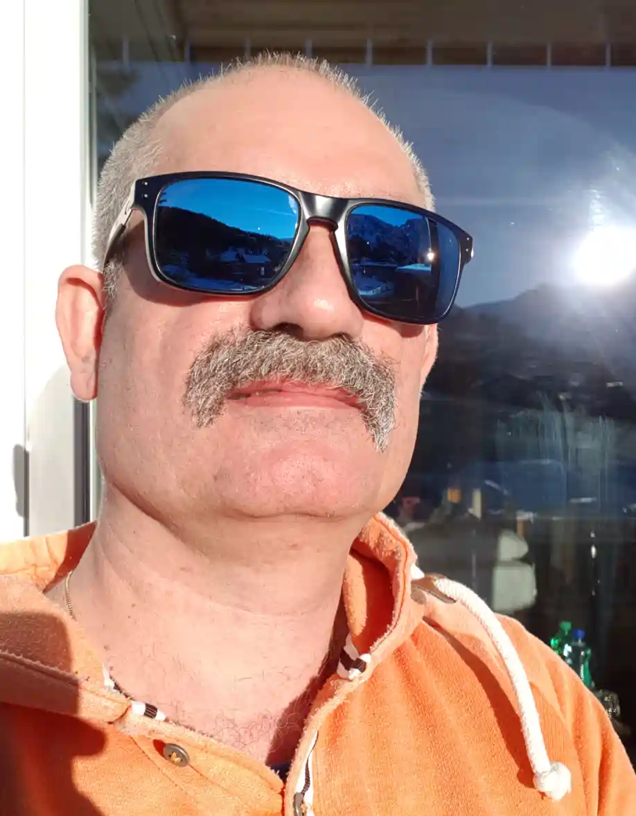 Daniel Paul Planzer blickt nachdenklich in die Sonne