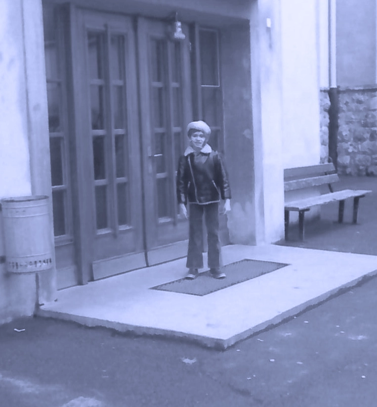 Daniel Paul Planzer vor dem Eingang der Primarschule