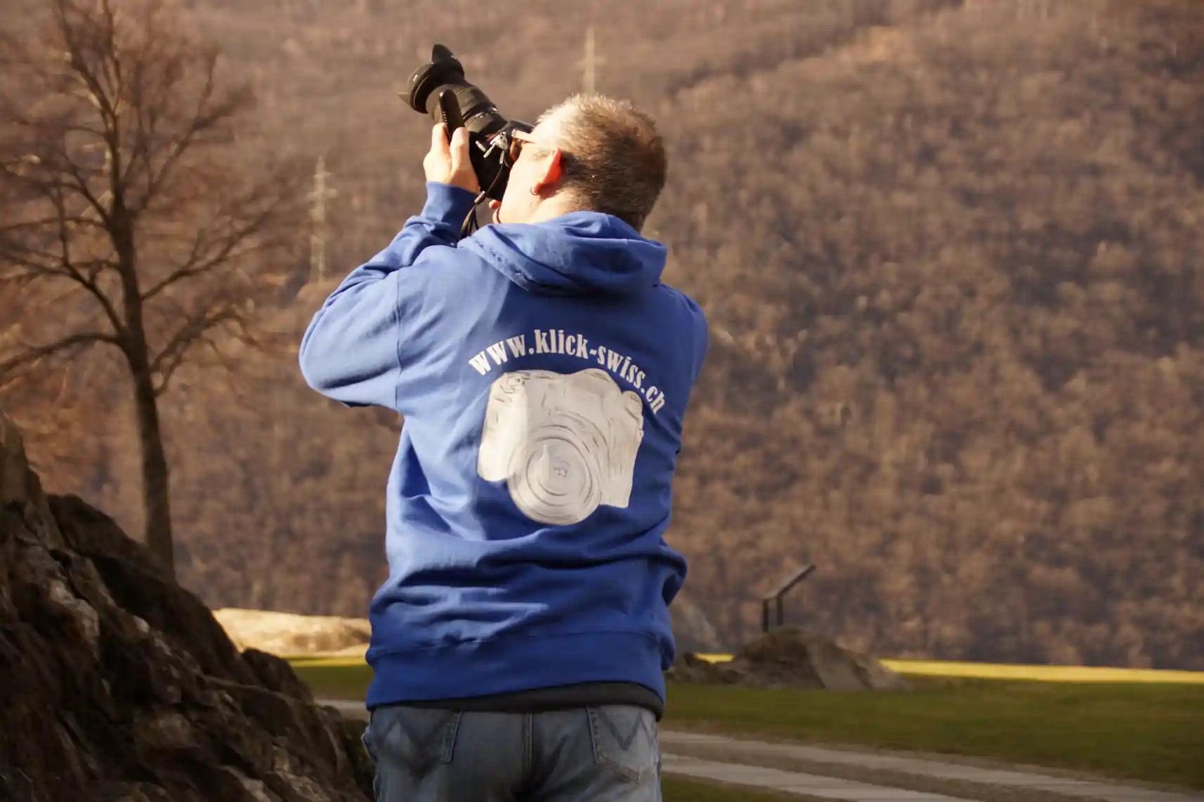 Daniel fotografiert in der Landschaft
