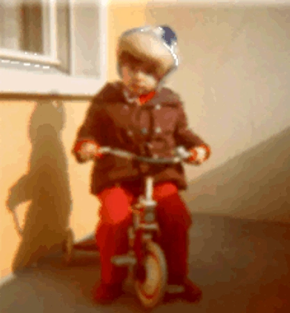 Daniel auf dem Dreirad