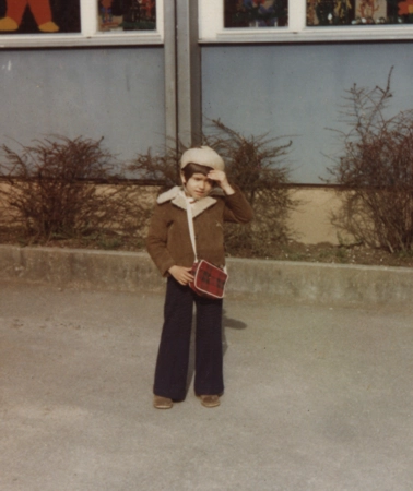 Daniel vor dem Kindergarten