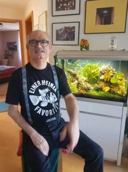 Daniel vor dem Aquarium mit einem Liquid Nature T-Shirt